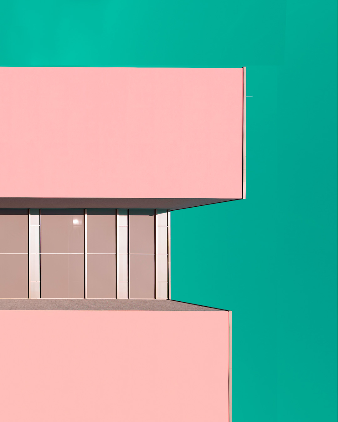 Minimal Berlin façade shifted to rosé and emerald — Fremde Fassaden by Jan Madeus