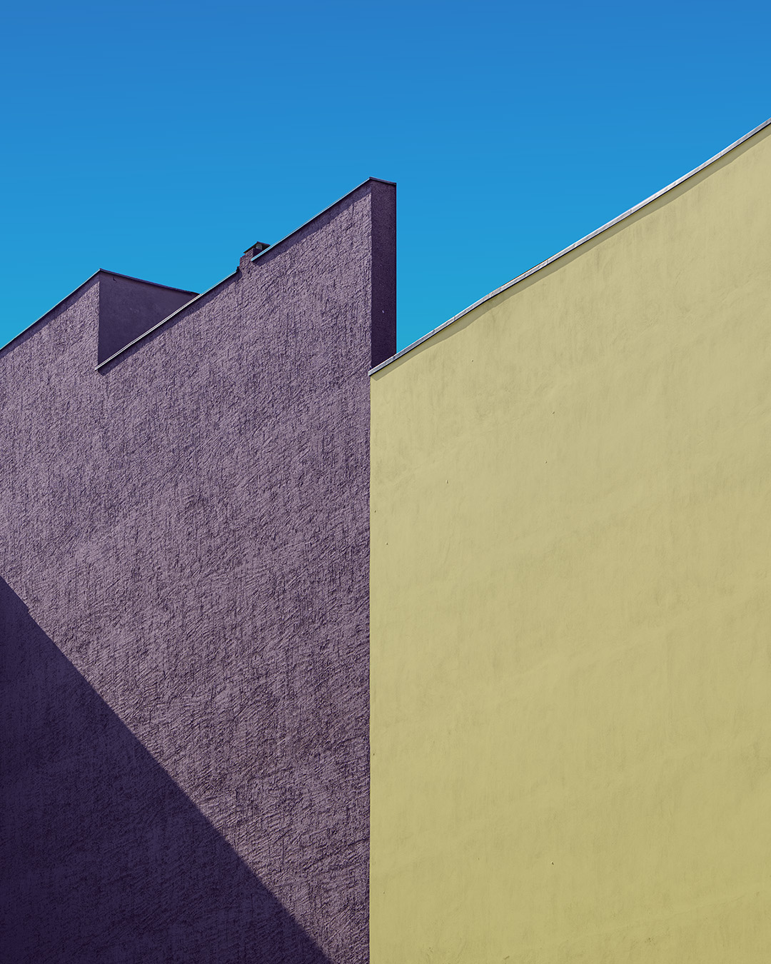Yellow architectural wall as colour plane — Fremde Fassaden, Jan Madeus
